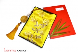Yellow silk scarf hand-embroidered with Mexican flame vine 36*200 cm